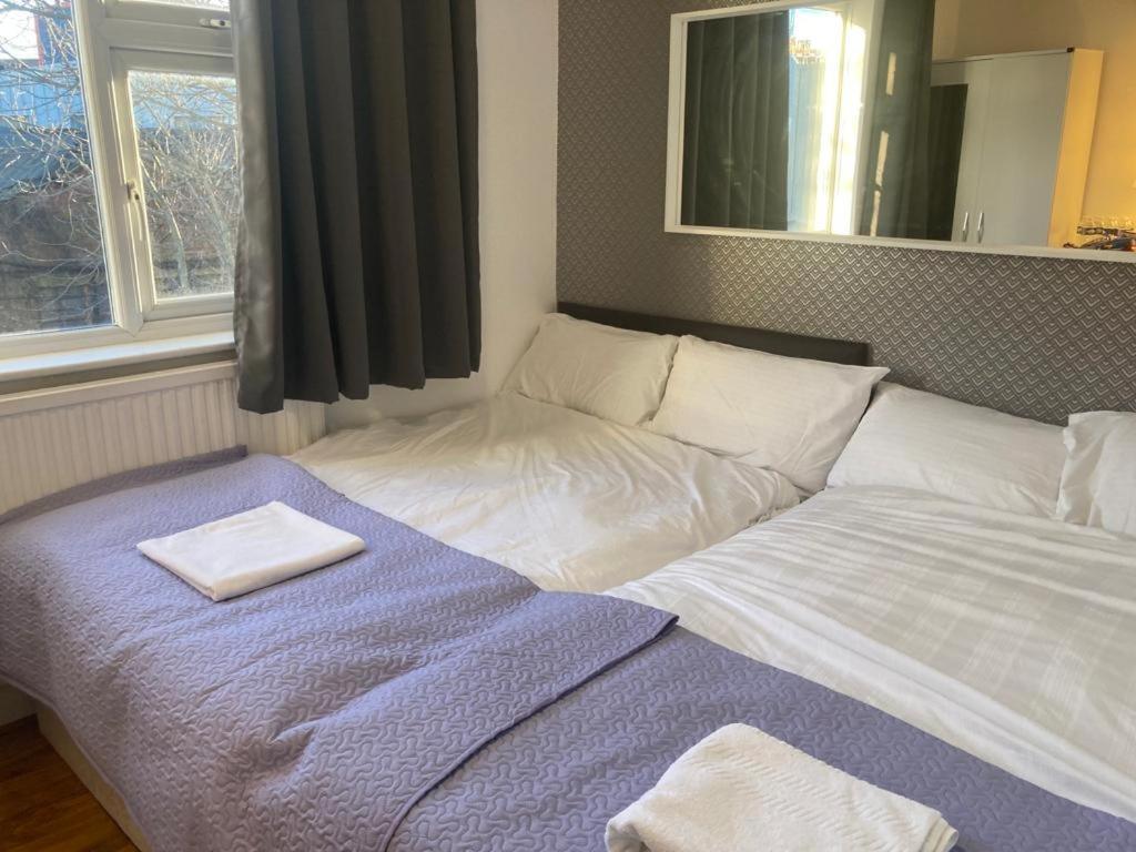Twin Towerd Hotel Лондон Экстерьер фото