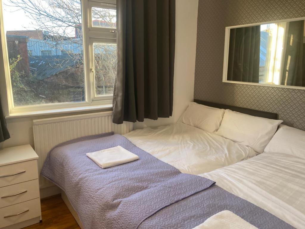 Twin Towerd Hotel Лондон Экстерьер фото