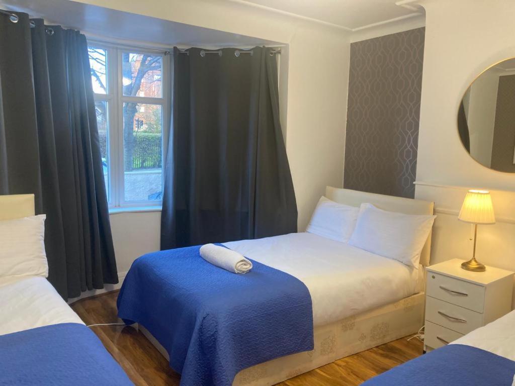 Twin Towerd Hotel Лондон Экстерьер фото