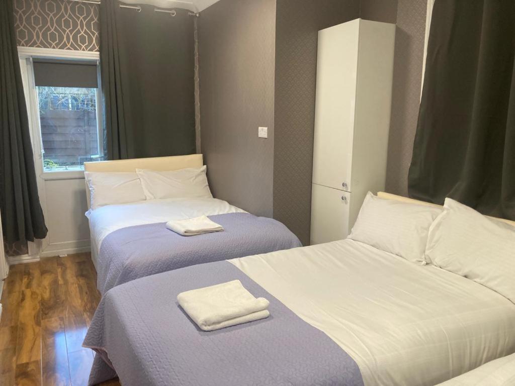 Twin Towerd Hotel Лондон Экстерьер фото